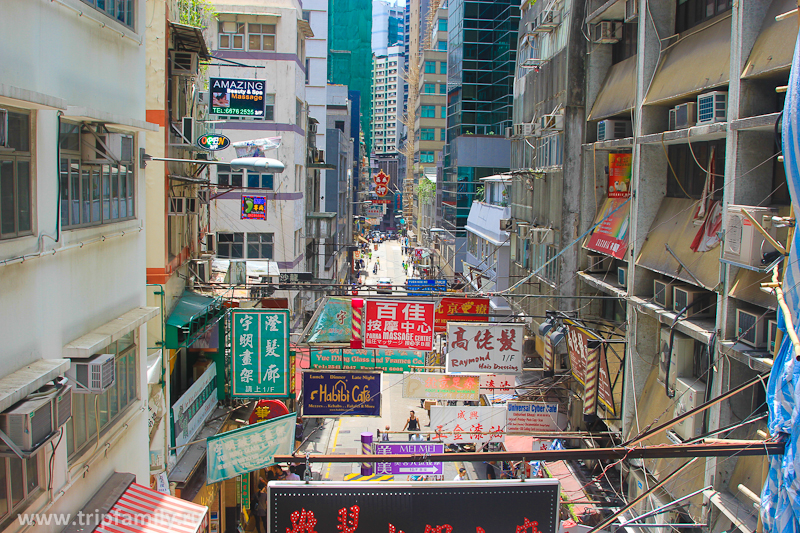Любуясь сверху улицами Гонконга.