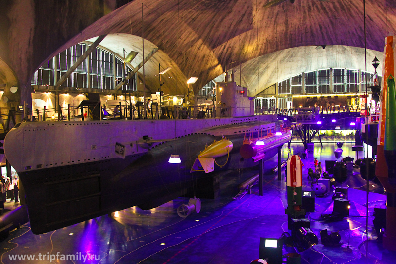 Главный зал с подводной лодкой и другими экспонатами 