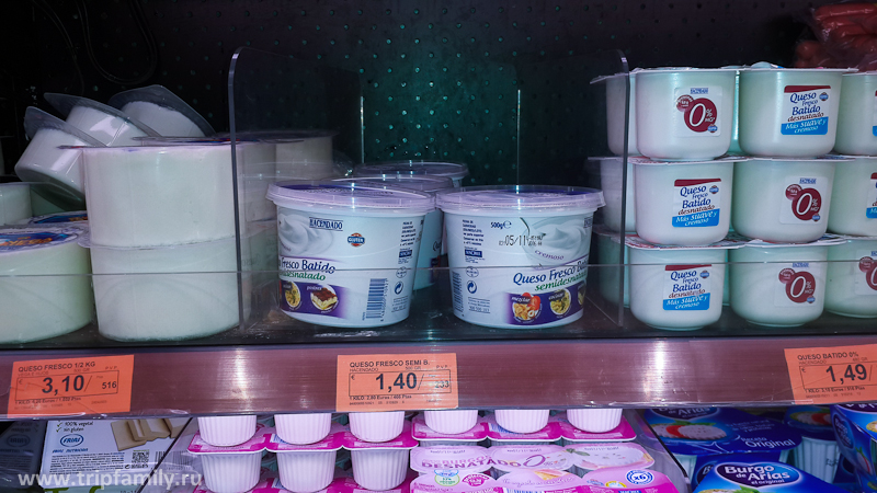 Сметана. Первый раз пока искала ее, думала испанский выучу заодно) На вкус, как и наша.