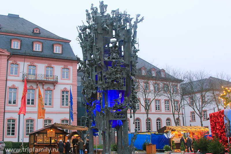 Необычный памятник в Майнце.