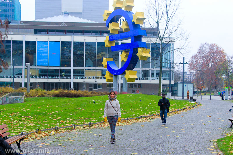 Одна из достопримечательностей Франкфурта) Тот самый евро, испортивший многим зимовки в этом году) 
