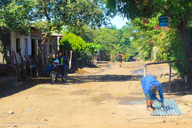 Улица небольшой классической деревни в Никарагуа. Здесь дома наверное находят по рядом стоящим деревьям))) 