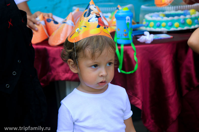 Ребенку шапка совсем не понравилась и он согласился в ней быть не более 10 минут.