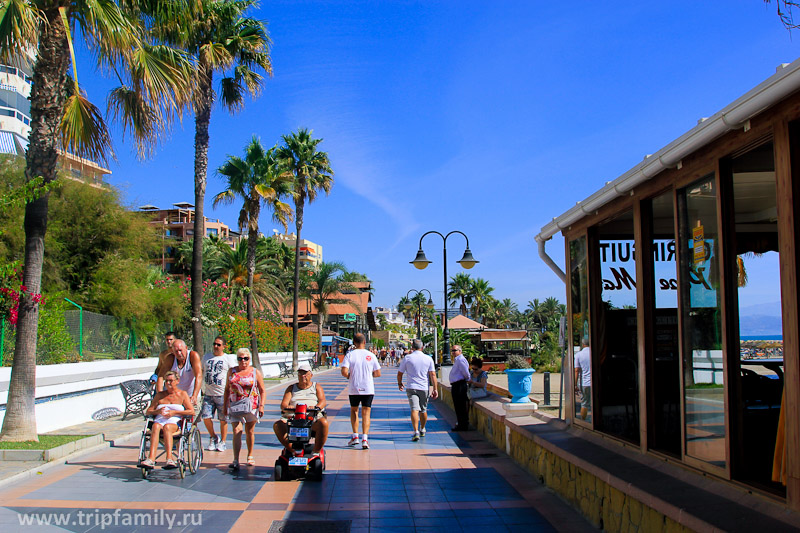 Полностью пешеходная набережная Торремолиноса. Любимое место проведения досуга у туристов и местных. 