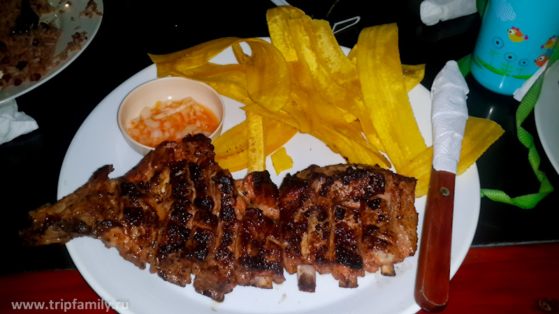 В один из заключительных вечеров в Никарагуа мы пробовали свиные ребра в мясном ресторане. Очень вкусно) 