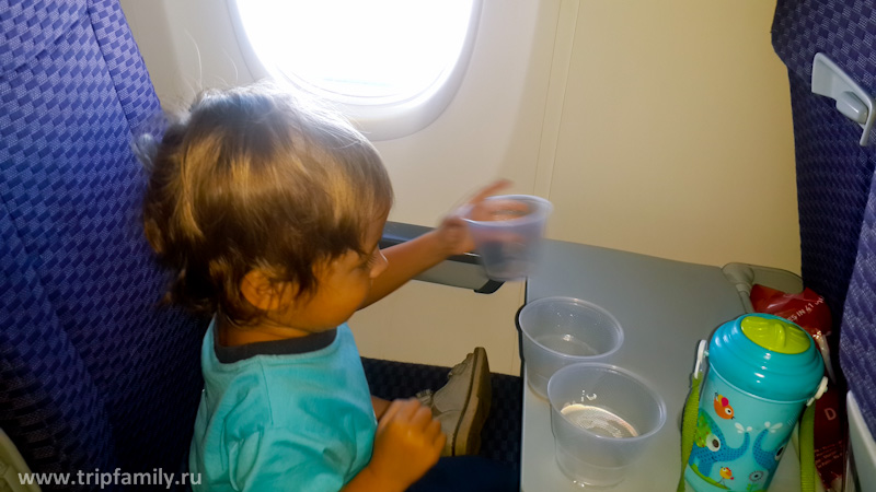 Отдельное место в самолете у ребенка - это просто мега круто) 
