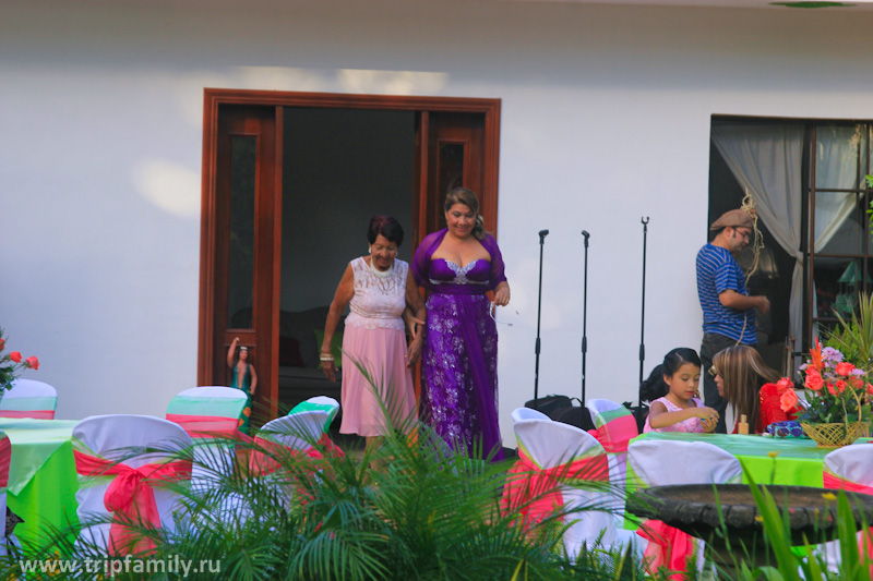 Бабушка Ивон в фиолетовом платье - глава семьи и главный банкующий праздника) 