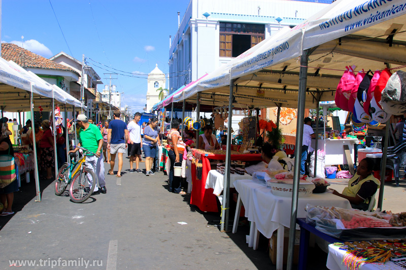 Небольшой рынок с сувенирами на площади.