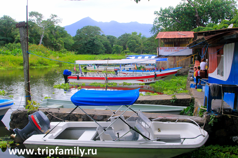 Пристань с лодками на озере Никарагуа