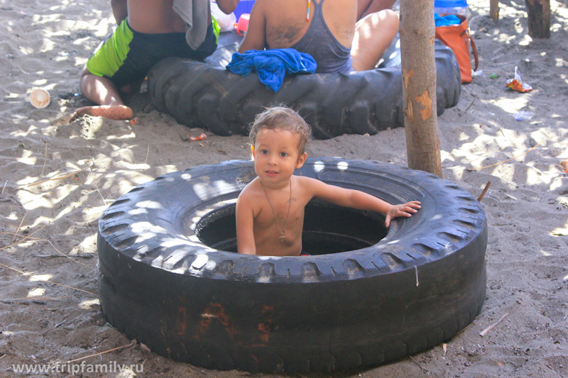 На пляже дети развлекаются сидя в шинах))) 