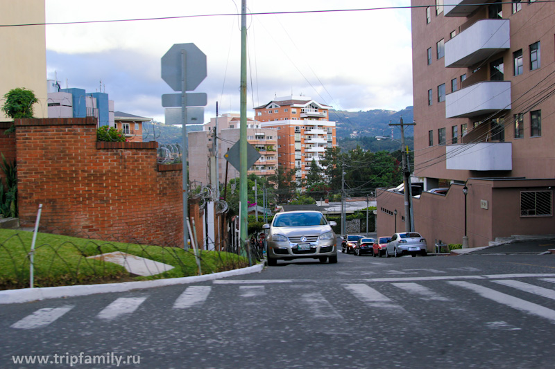 Перепад высот на улицах Гватемалы. Весь город сплошной серпантин. 